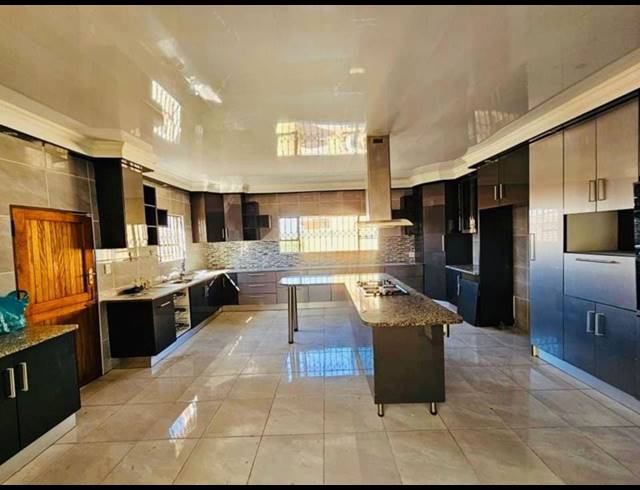 4 BEDROOM FREEHOLD TO LET IN MODEL PARK
